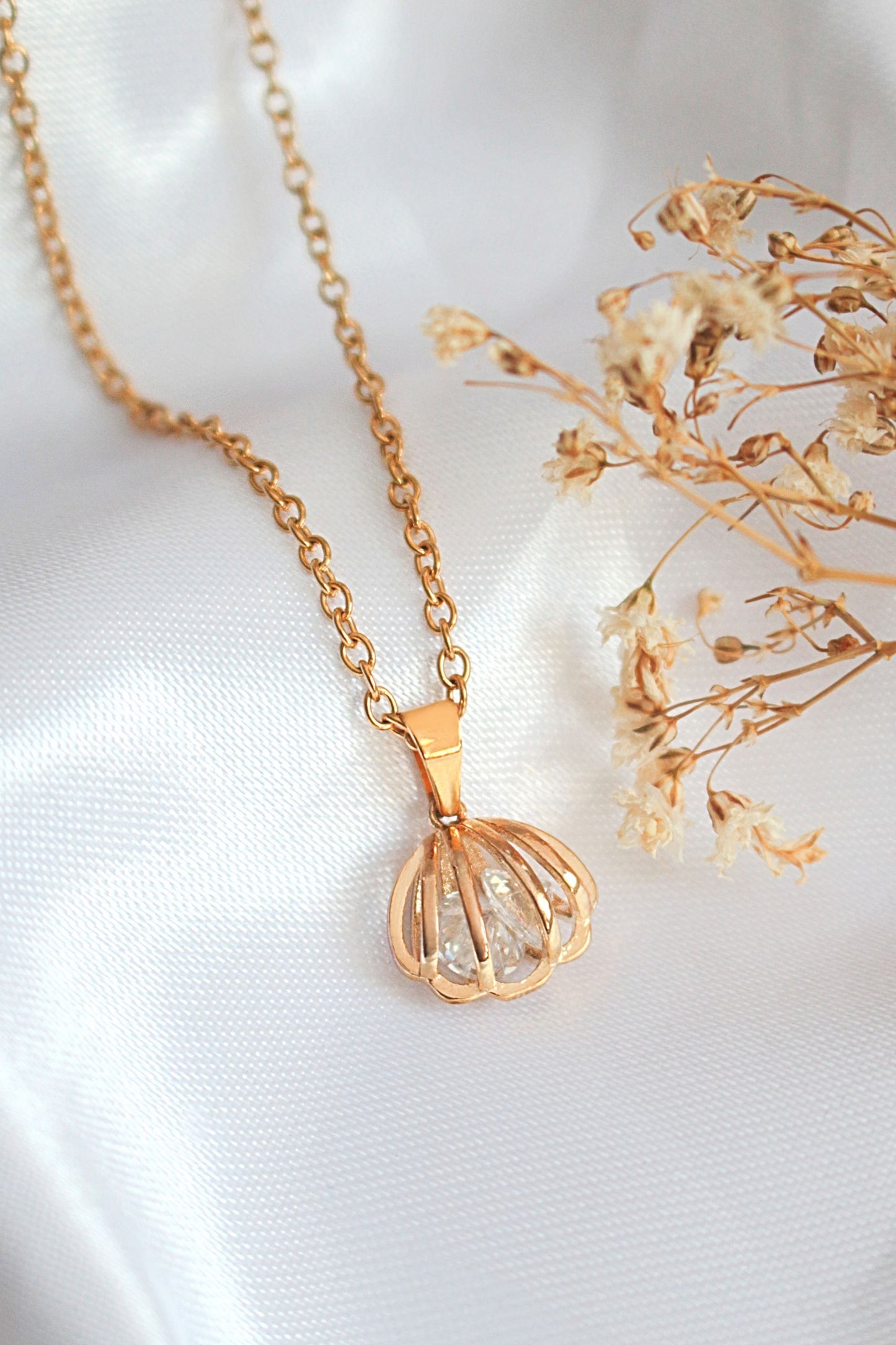 "Ocean Treasure" 24K Gold-Plated Seashell Necklace – Timeless Elegance with a Coastal Touch